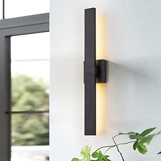 Arandela de parede externa moderna de 69 cm preta iluminando parede branca