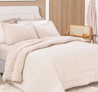 Edredom Casal Perola, Plush Soft Charm, Grosso, Macio, 2,20x2,30, cor bege, em uma cama com almofadas brancas.