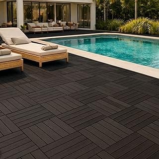Deck modular preto para área externa ao redor de uma piscina