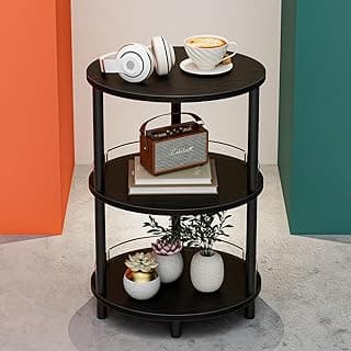 Mesa de centro de três andares marrom com prateleiras transparentes e itens decorativos