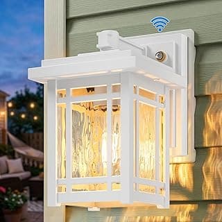 Luminária branca para ambientes externos com vidro ondulado, iluminando a parede da casa
