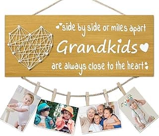 Porta-retratos de madeira com texto sobre o amor de avós por netos e fotos de família