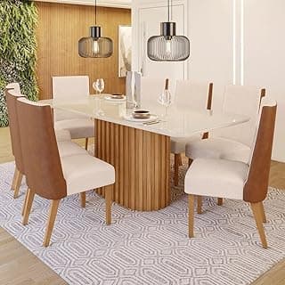 Sala de jantar com mesa de vidro e 8 cadeiras estofadas em courano e madeira, fundo com parede de madeira e iluminação pendente.