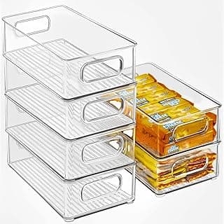 Organizadores transparentes modulares com alças laterais e prateleiras, empilhados com alimentos dentro