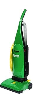 Aspirador de pó industrial vertical verde PowerForce da BISSELL, modelo BigGreen, com tubo de sucção e rodas, fundo branco.