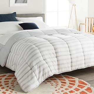 Edredom acolchoado Linenspa branco e cinza com design de listras, cama com fundo de parede branca