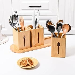 Organizador de talheres em bambu com três compartimentos, contendo garfos, facas e colheres.