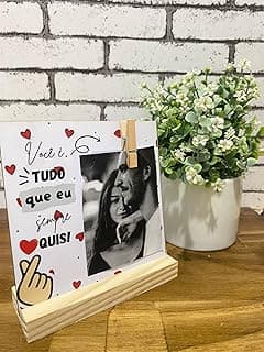 Porta-retrato branco com foto polaroide de casal e texto vermelho para Dia dos Namorados