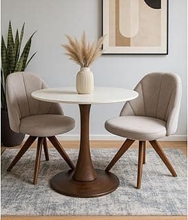 Duas cadeiras giratórias de madeira castanha com assentos bege ao redor de uma mesa redonda em um ambiente minimalista.