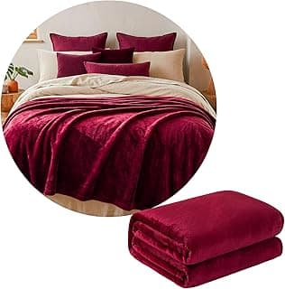 Cobertor de microfibra bordô em uma cama com fundo branco