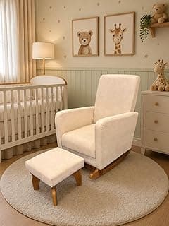 Poltrona de Amamentação com Balanço e Puff, Veludo Off White, Pernas de Madeira, para Quarto de Bebê