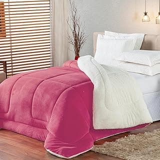 Coberdrom edredom sherpa solteiro pele de carneiro rosa em cama de solteiro com manta branca.