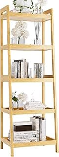 Estante de bambu com escada, cinco prateleiras, livros, flores brancas, fundo branco