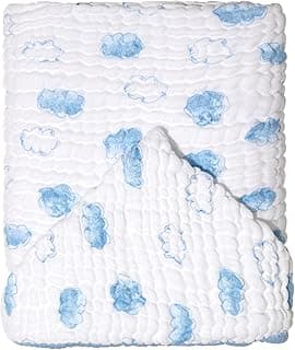 Toalha de banho branca com estampa de nuvens azuis, macia e confortável, ideal para bebês.