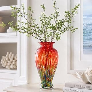 Vaso de vidro multicolorido com chamas vermelhas, decoração de mesa com vista para o oceano