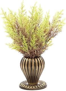 Vaso decorativo dourado com planta artificial verde, base circular, fundo branco.