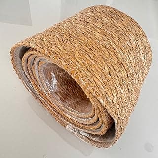 Rolo de palha natural enrolado com forro impermeável, fundo branco