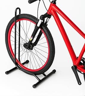 Bicicleta com quadro vermelho e suporte de chão preto, aro 29, contra fundo branco