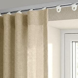 Trilho suíço branco em alumínio com cortinas bege fechadas