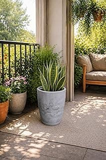 Vaso decorativo para plantas com efeito marmorizado em cinza, terraço com plantas e sofá ao fundo.