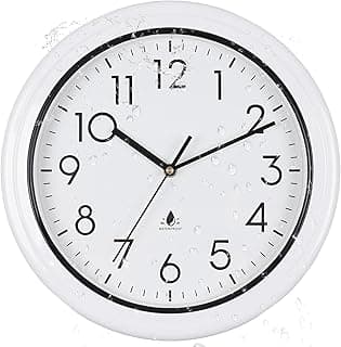 Relógio de parede redondo branco à prova d'água com números pretos e ponteiros, mostrando 10:10.