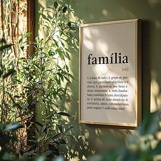 Quadro decorativo com a palavra família em tipografia moderna, parede verde, moldura dourada, fundo branco