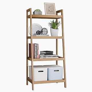 Estante de bambu SMIBUY com quatro andares, prateleiras espaçosas, livros, plantas e caixas de armazenamento, contra fundo branco.