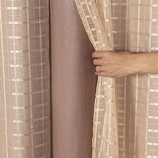 Cortina Blackout PVC com tecido voile xadrez cor avelã, textura e padrão xadrez.