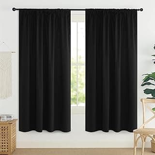Cortinas blackout pretas para sala de estar, 132 x 183 cm, penduradas sobre uma janela.