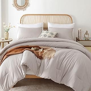 Edredom cinza ROSGONIA tamanho casal com 2 fronhas brancas em cama com fundo branco