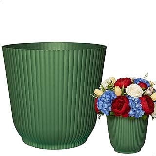 Cachepots verdes com design de ripas e arranjo floral colorido em fundo branco
