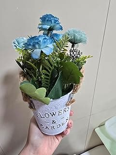 Arranjo de flores artificiais azuis em vaso de metal vintage 'Flowers & Garden' com alças de corda de juta