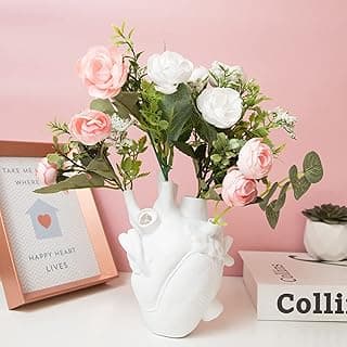Vaso anatômico em forma de coração branco com flores artificiais rosa e brancas