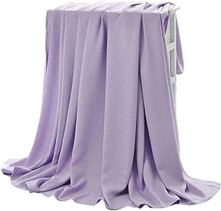 Cobertor de fibra de bambu roxo claro, dobrado, ideal para verão, textura fina, fundo branco.
