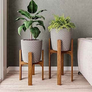 Dois suportes de madeira para vasos de plantas em ambiente interno