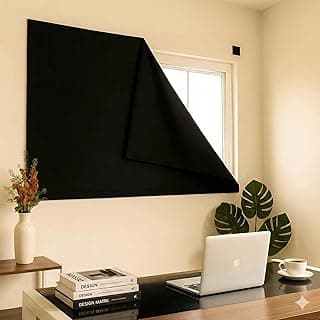 Cortina preta blackout fixada na parede, ideal para sala, quarto e escritório.