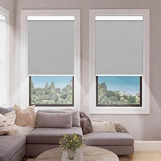 Persianas motorizadas cinza DENFOON em uma sala de estar com vista externa