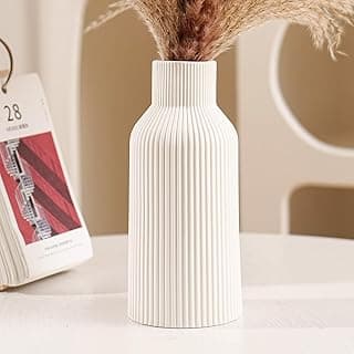 Vaso de cerâmica branco com capim-dos-pampas para decoração