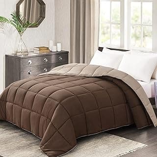 Cama king size com edredom reversível marrom e bege, quarto minimalista com janela e criado-mudo.