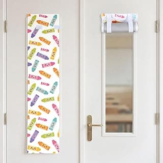 Cortinas coloridas para sala de aula com desenhos de lápis de cor penduradas em porta branca