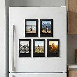 Porta-retratos magnéticos pretos na geladeira com várias imagens de pessoas e paisagens
