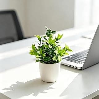 Planta artificial verde em vaso branco para decoração de escritório