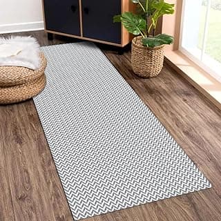 Tapete antiderrapante cinza e branco com textura zig zag, 65cm x 2m, em fundo de madeira.