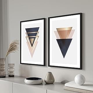 Quadros decorativos com moldura escandinava triangular preto e branco com detalhes dourados e bronze.