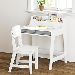 Conjunto de mesa e cadeira infantil branco com gavetas e prateleira, em um ambiente claro.