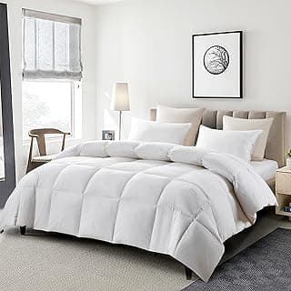 Edredom branco king size de penas de ganso em quarto moderno com decoração minimalista e iluminação natural