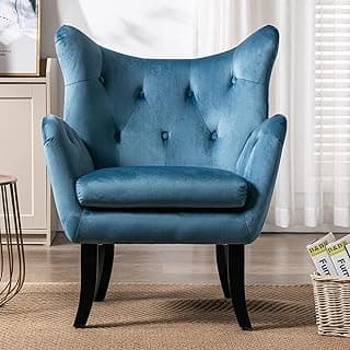 Poltrona Wingback azul de veludo com encosto alto e pernas de madeira para sala de estar
