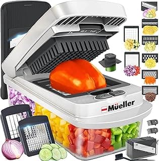 Fatiador profissional Mueller com lâminas e compartimentos para legumes, mostrando legumes fatiados ao fundo
