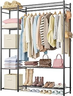 Guarda-roupa de aço preto com quatro prateleiras, mostrando roupas, calçados e bolsas