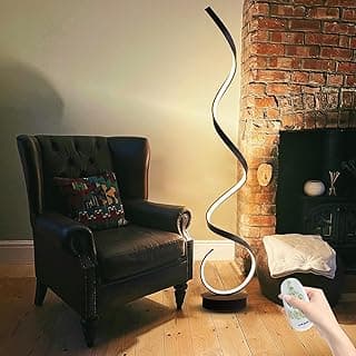 Luminária de chão espiral preto e branco com controle remoto em uma sala de estar.